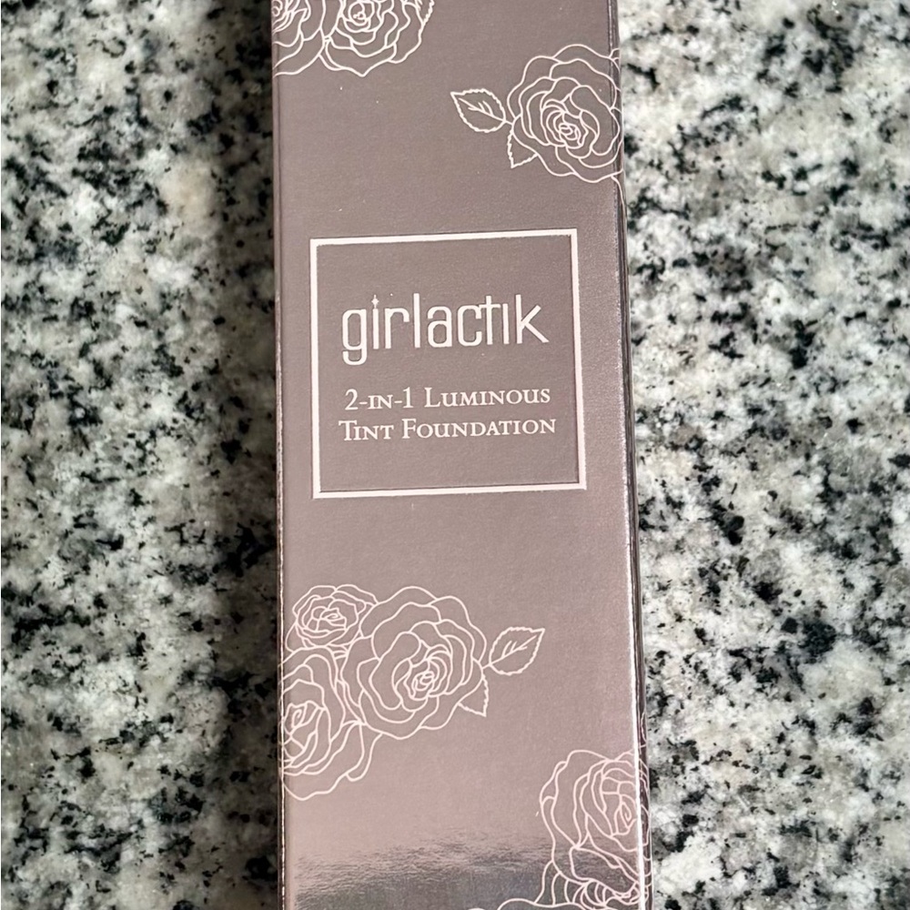 Girlactik 2-in-1 Luminous Tint Foundation In (F2 Light)